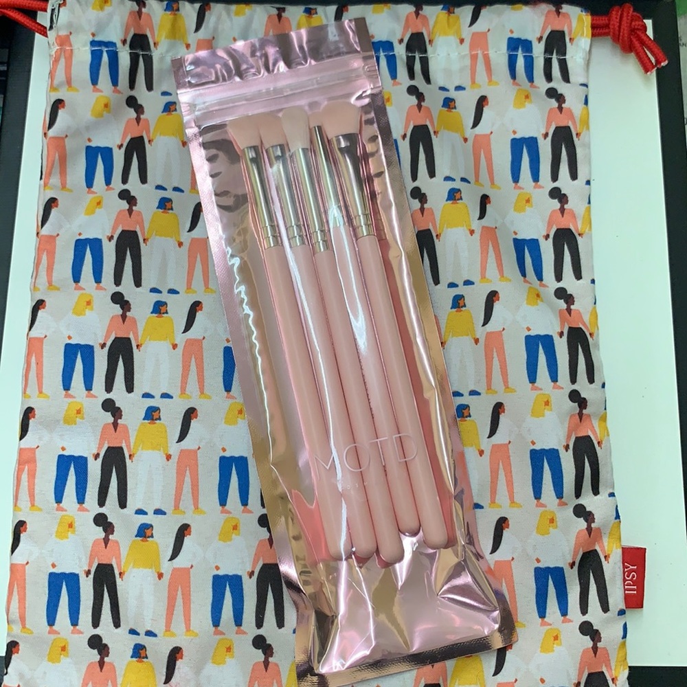 MOTD cosmetics brush set and Ipsy bag